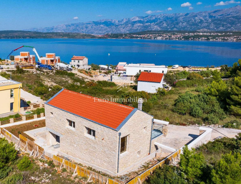 Vila z bazenom, 200 m od morja