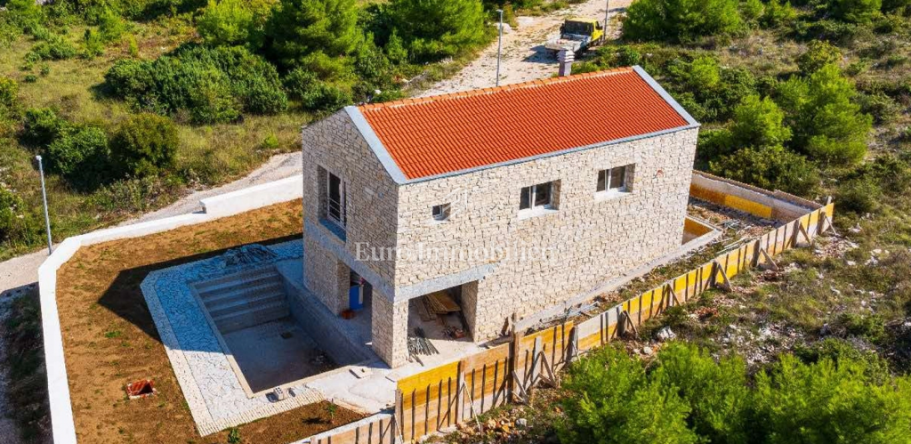 Vila z bazenom, 200 m od morja