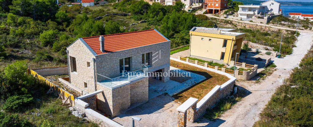Vila z bazenom, 200 m od morja