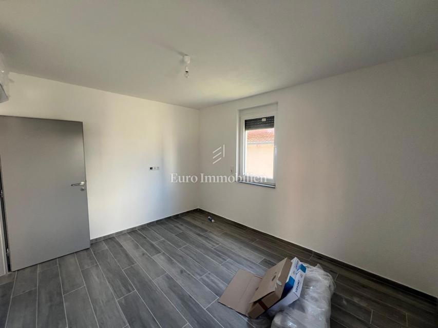Vir-Zadar - apartma z vrtom v bližini morja