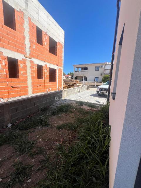 Vir-Zadar - apartma z vrtom v bližini morja
