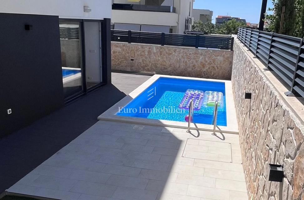 Novalja - apartma z dvoriščem in bazenom, blizu plaže