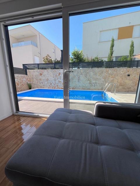 Novalja - apartma z dvoriščem in bazenom, blizu plaže