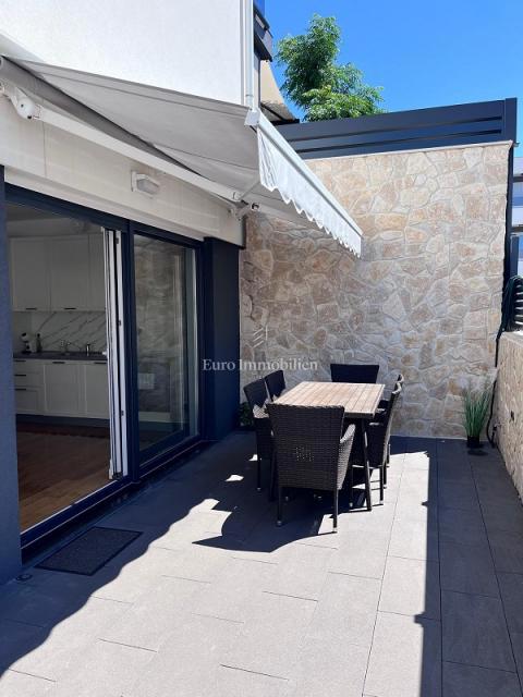 Novalja - apartma z dvoriščem in bazenom, blizu plaže