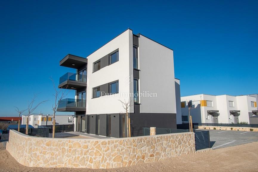 Novalja - apartma z dvoriščem in bazenom, blizu plaže