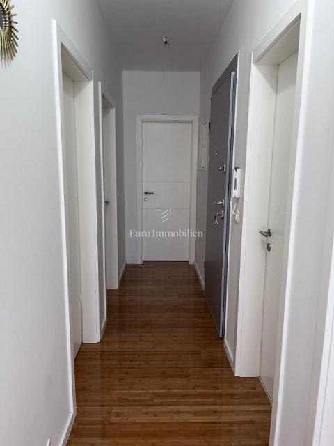 Novalja - apartma z dvoriščem in bazenom, blizu plaže