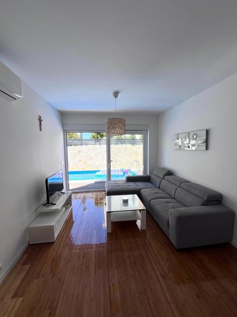 Novalja - apartma z dvoriščem in bazenom, blizu plaže