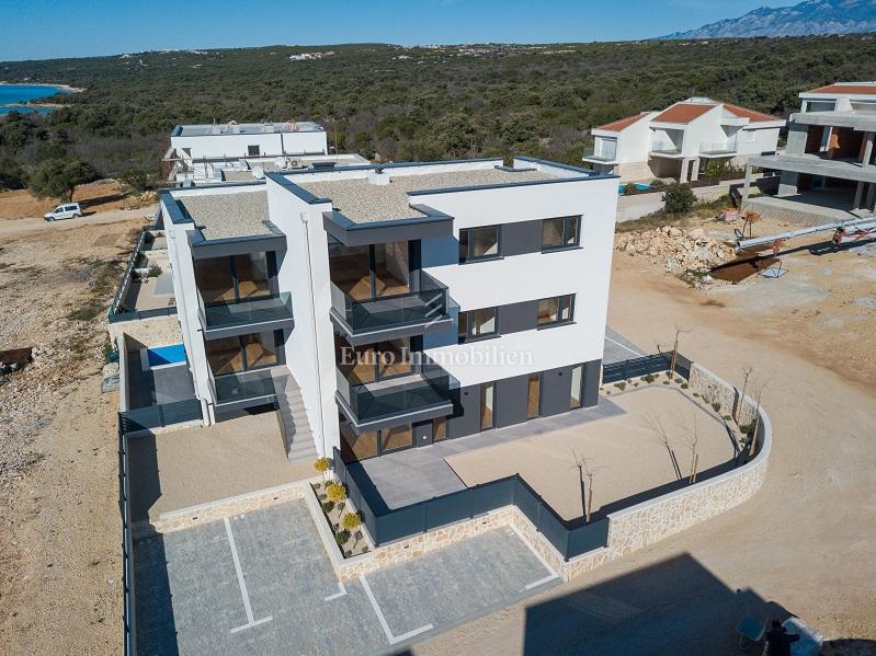 Novalja - apartma z dvoriščem in bazenom, blizu plaže