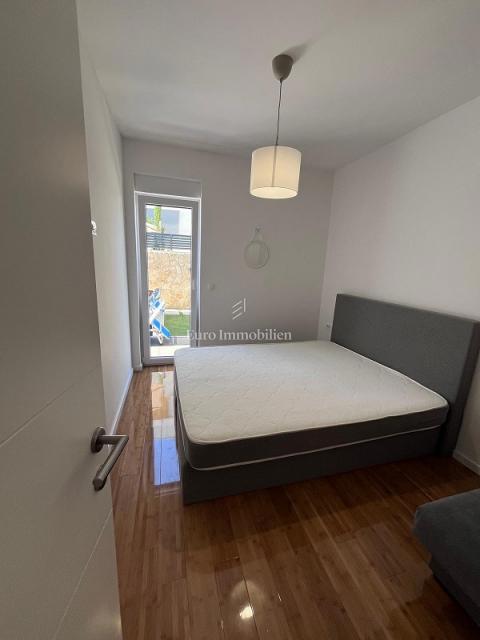 Novalja - apartma z dvoriščem in bazenom, blizu plaže