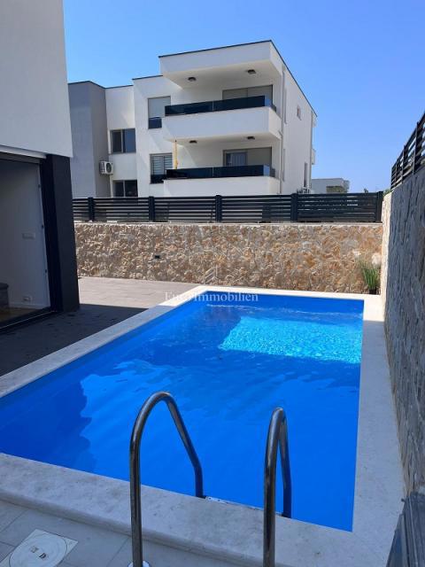 Novalja - apartma z dvoriščem in bazenom, blizu plaže