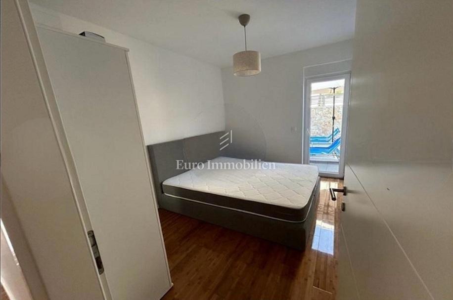 Novalja - apartma z dvoriščem in bazenom, blizu plaže