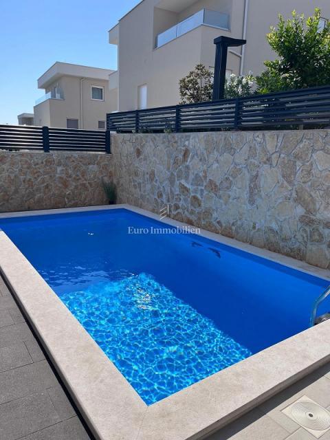 Novalja - apartma z dvoriščem in bazenom, blizu plaže