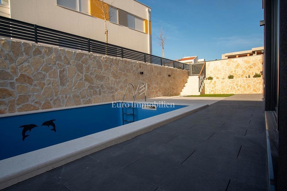 Novalja - apartma z dvoriščem in bazenom, blizu plaže