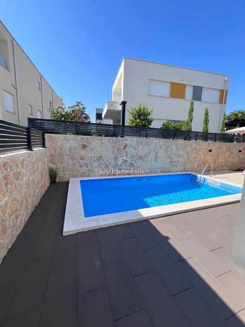 Novalja - apartma z dvoriščem in bazenom, blizu plaže