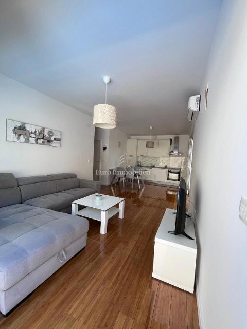 Novalja - apartma z dvoriščem in bazenom, blizu plaže