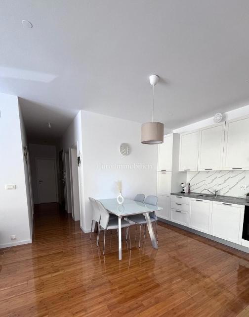 Novalja - apartma z dvoriščem in bazenom, blizu plaže