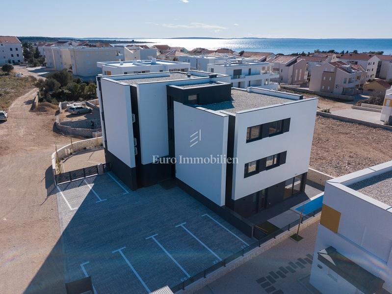 Novalja - apartma z dvoriščem in bazenom, blizu plaže