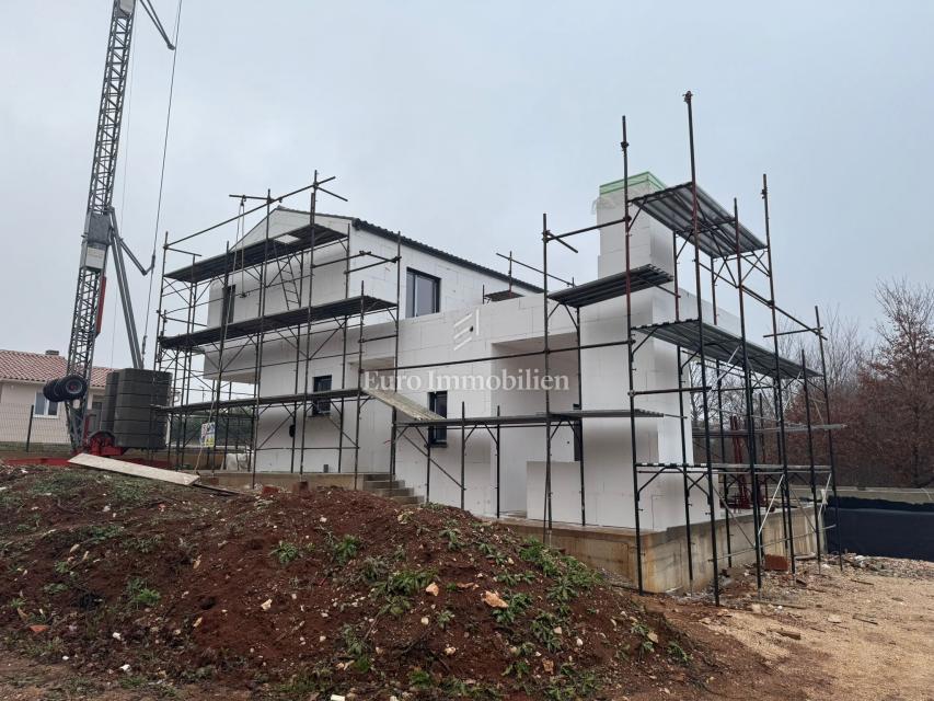 Istra - hiša v gradnji z bazenom