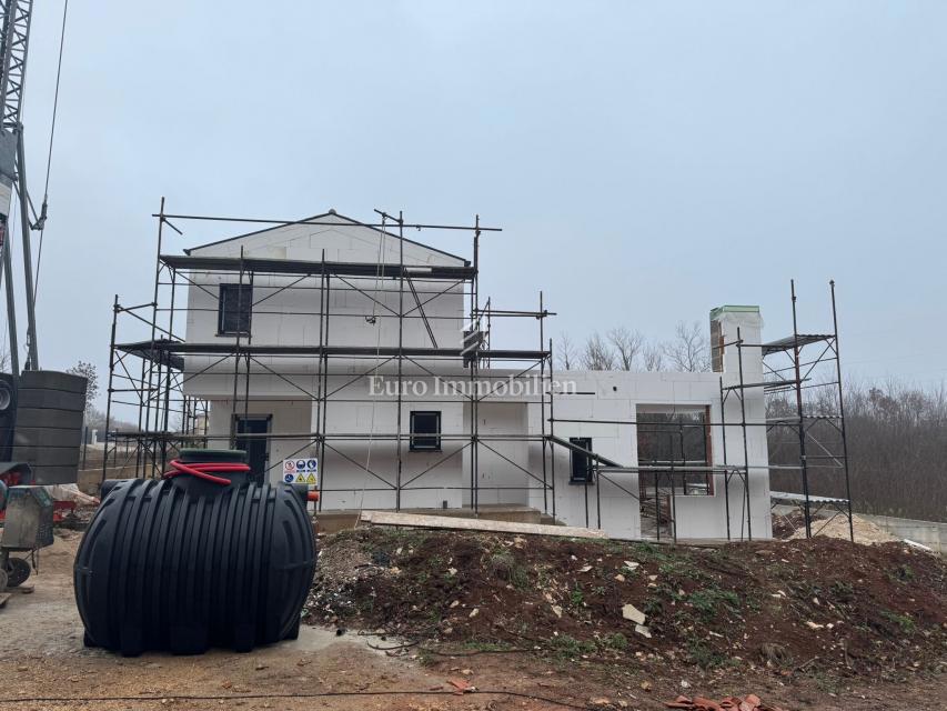 Istra - hiša v gradnji z bazenom