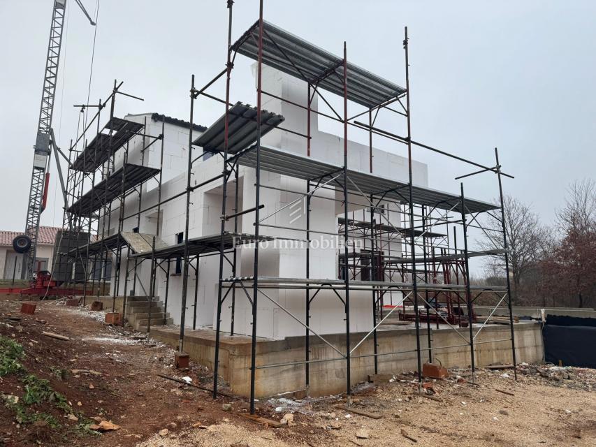 Istra - hiša v gradnji z bazenom