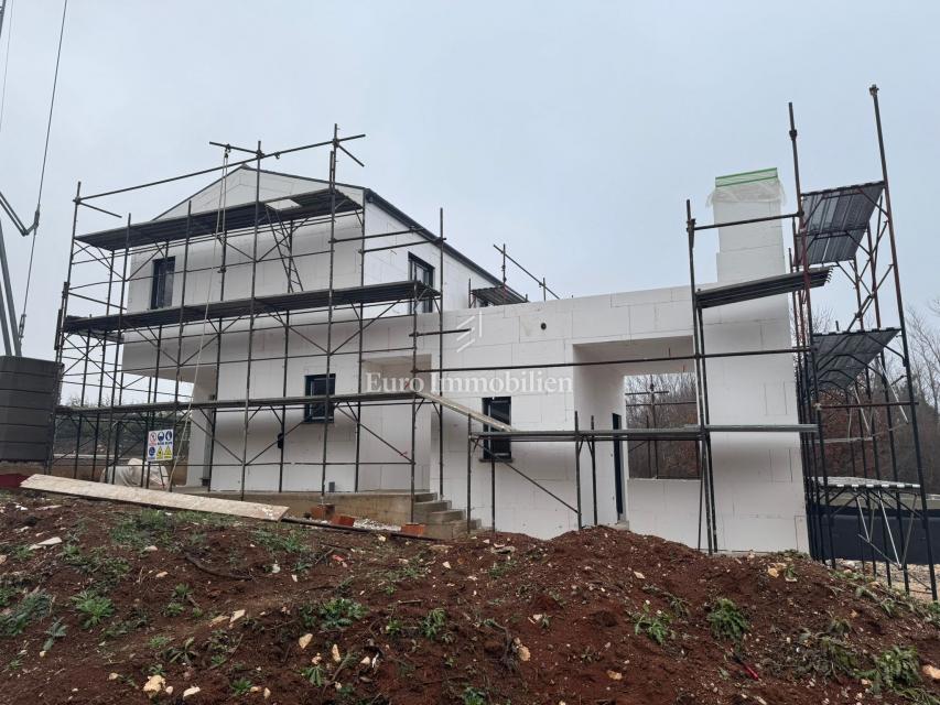 Istra - hiša v gradnji z bazenom