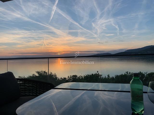 Klenovica, stanovanje v prvi vrsti ob morju