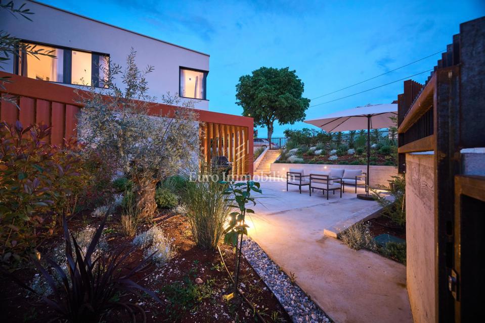 Istra, Poreč – Moderna dvojna hiša z bazenom blizu morja