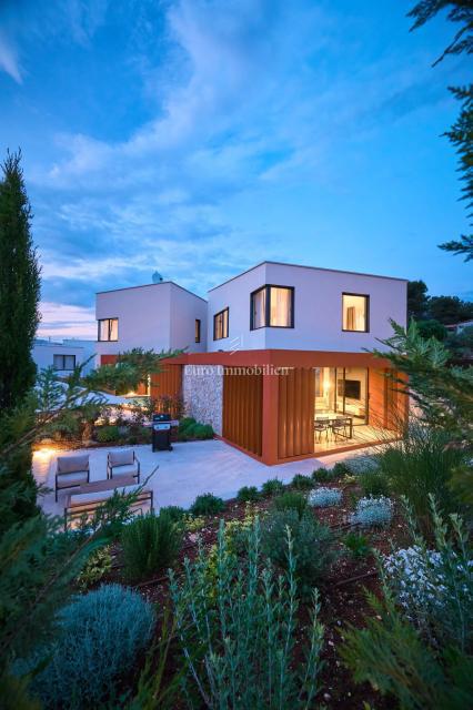 Istra, Poreč – Moderna dvojna hiša z bazenom blizu morja