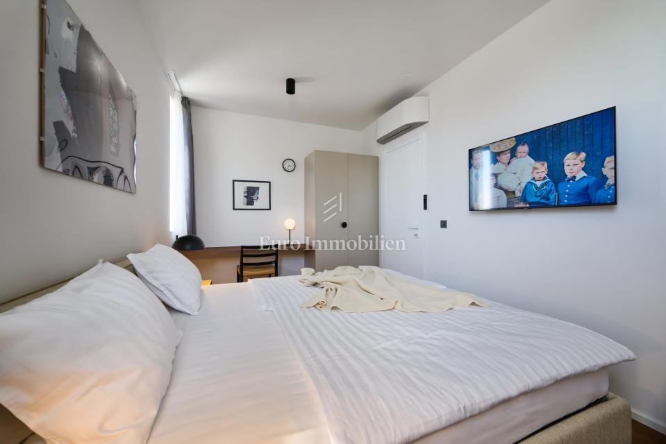 Istra, Poreč – Moderna dvojna hiša z bazenom blizu morja