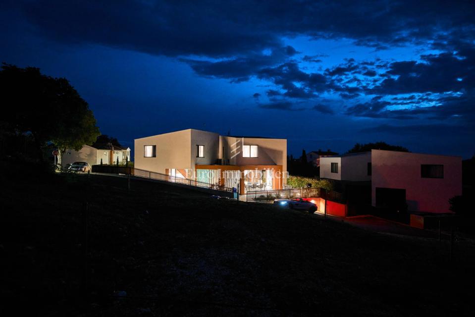 Istra, Poreč – Moderna dvojna hiša z bazenom blizu morja