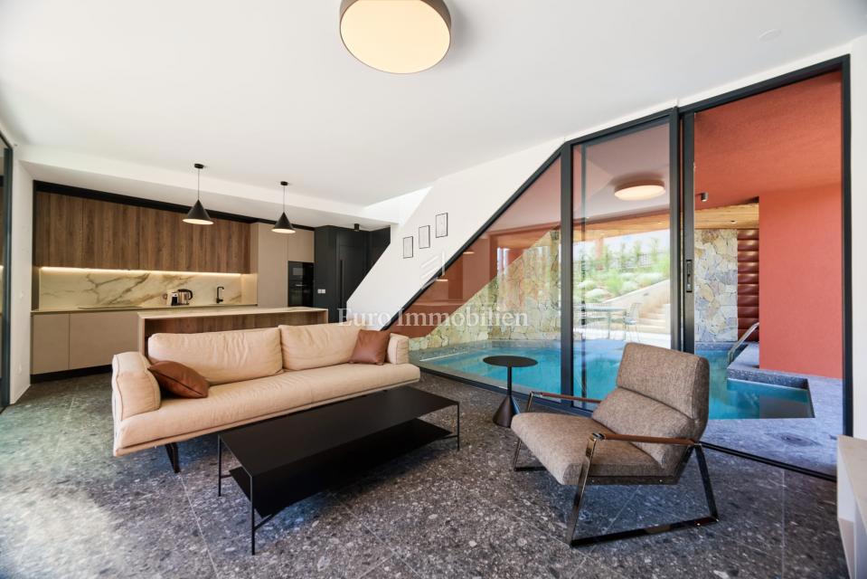 Istra, Poreč – Moderna dvojna hiša z bazenom blizu morja