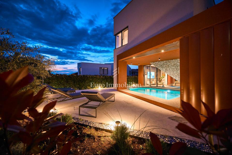 Istra, Poreč – Moderna dvojna hiša z bazenom blizu morja