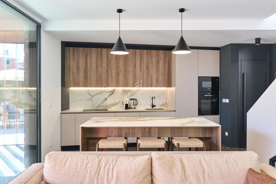 Istra, Poreč – Moderna dvojna hiša z bazenom blizu morja