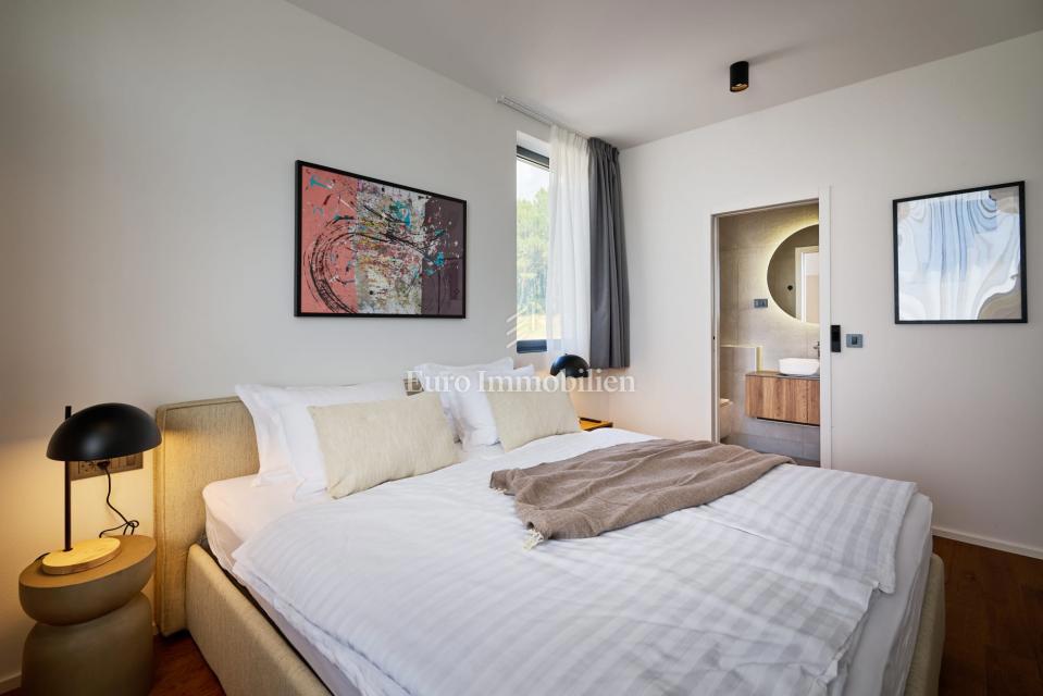 Istra, Poreč – Moderna dvojna hiša z bazenom blizu morja