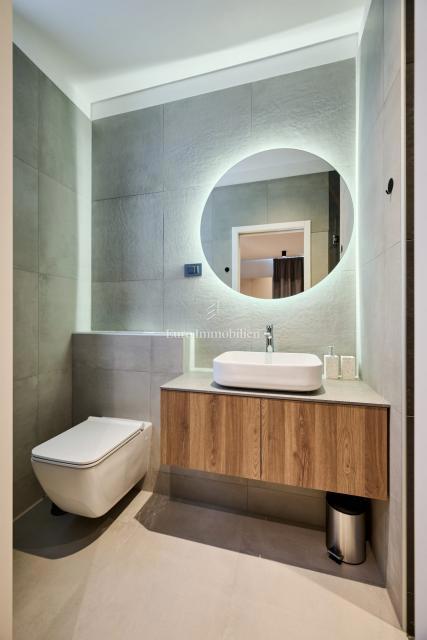 Istra, Poreč – Moderna dvojna hiša z bazenom blizu morja