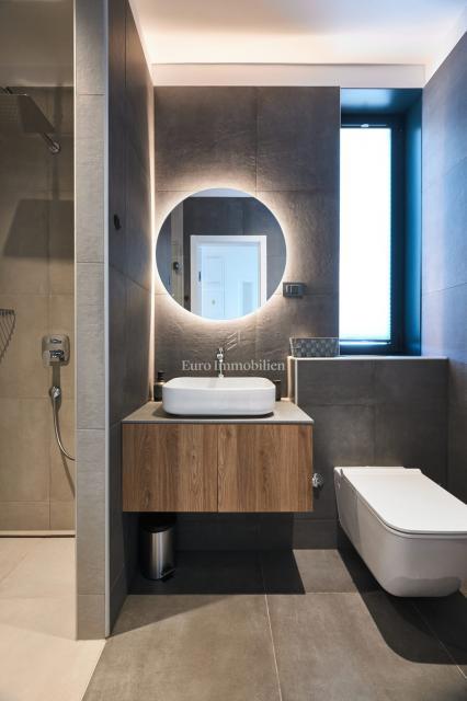 Istra, Poreč – Moderna dvojna hiša z bazenom blizu morja