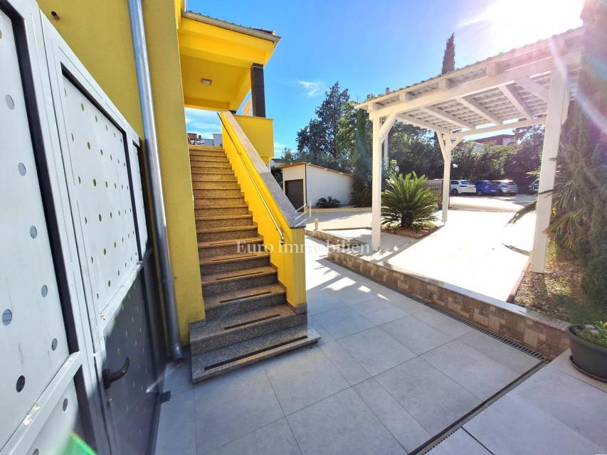 Malinska - samostojna hiša z bazenom, 100 m od plaže