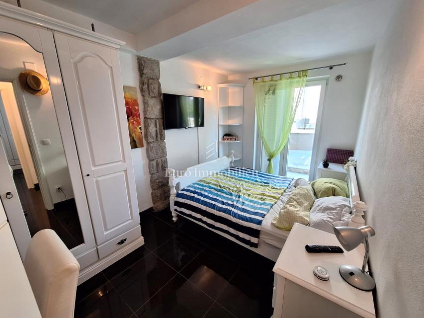 Malinska - samostojna hiša z bazenom, 100 m od plaže