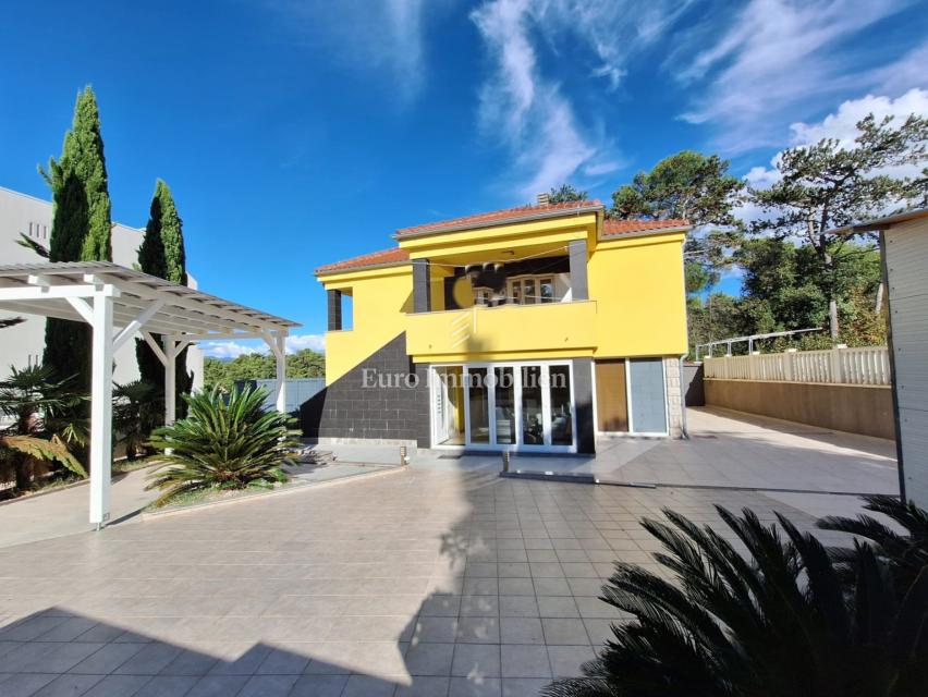 Malinska - samostojna hiša z bazenom, 100 m od plaže