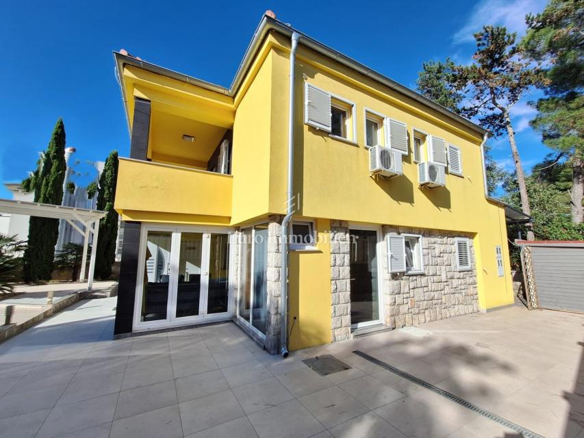 Malinska - samostojna hiša z bazenom, 100 m od plaže