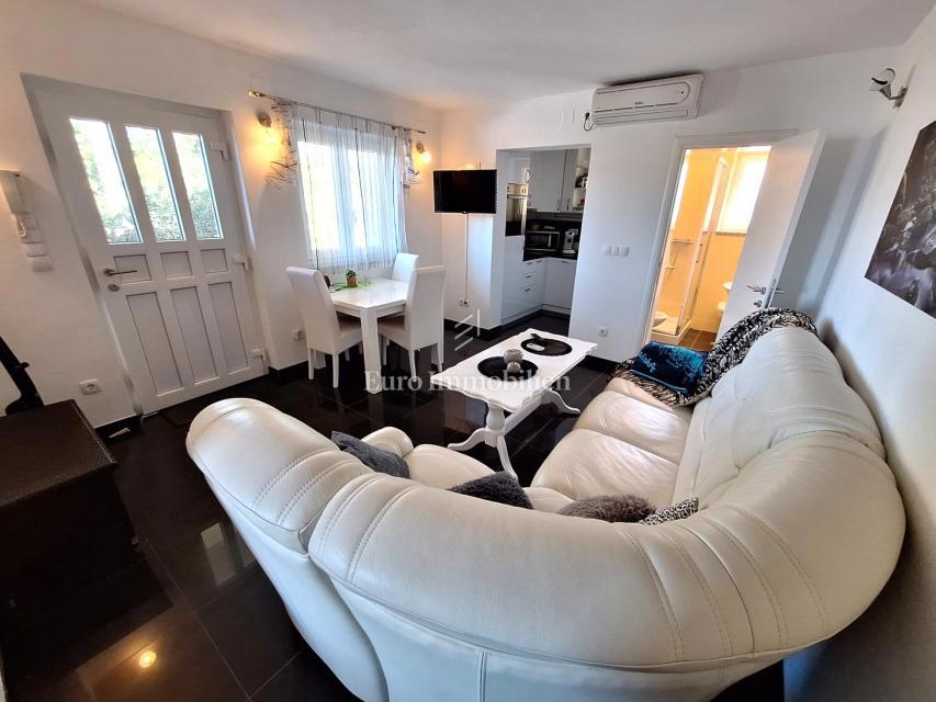 Malinska - samostojna hiša z bazenom, 100 m od plaže