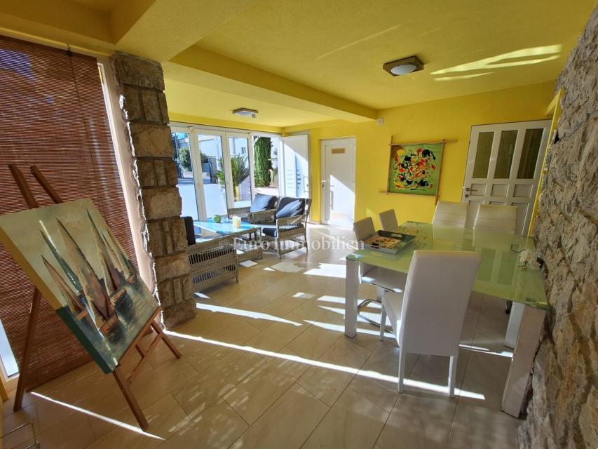 Malinska - samostojna hiša z bazenom, 100 m od plaže