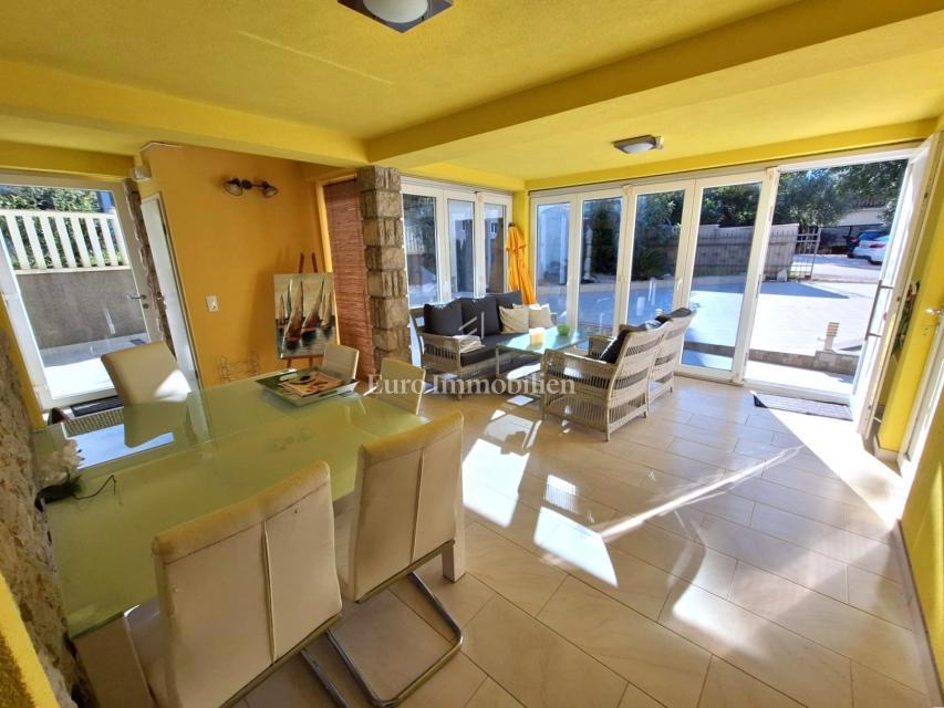 Malinska - samostojna hiša z bazenom, 100 m od plaže