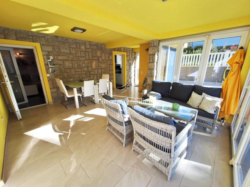 Malinska - samostojna hiša z bazenom, 100 m od plaže