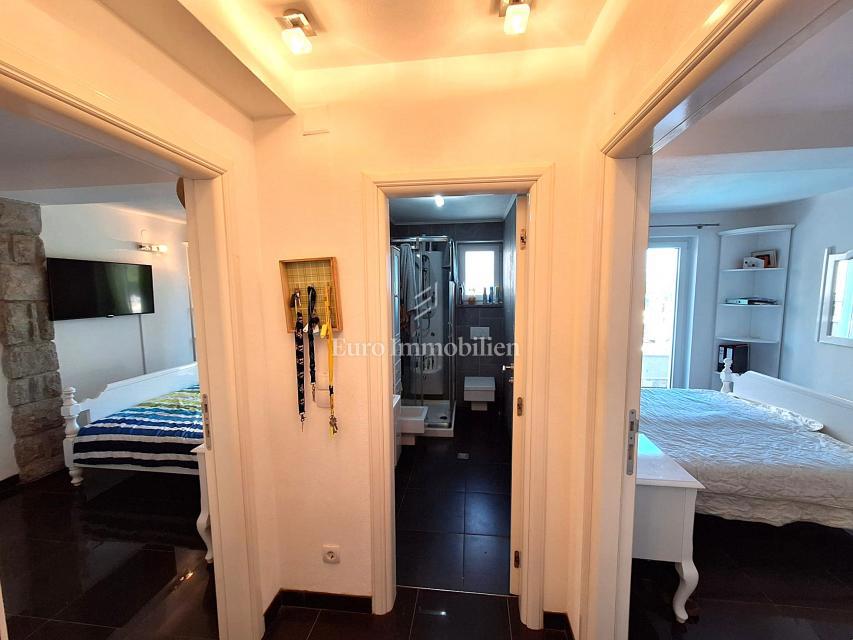 Malinska - samostojna hiša z bazenom, 100 m od plaže