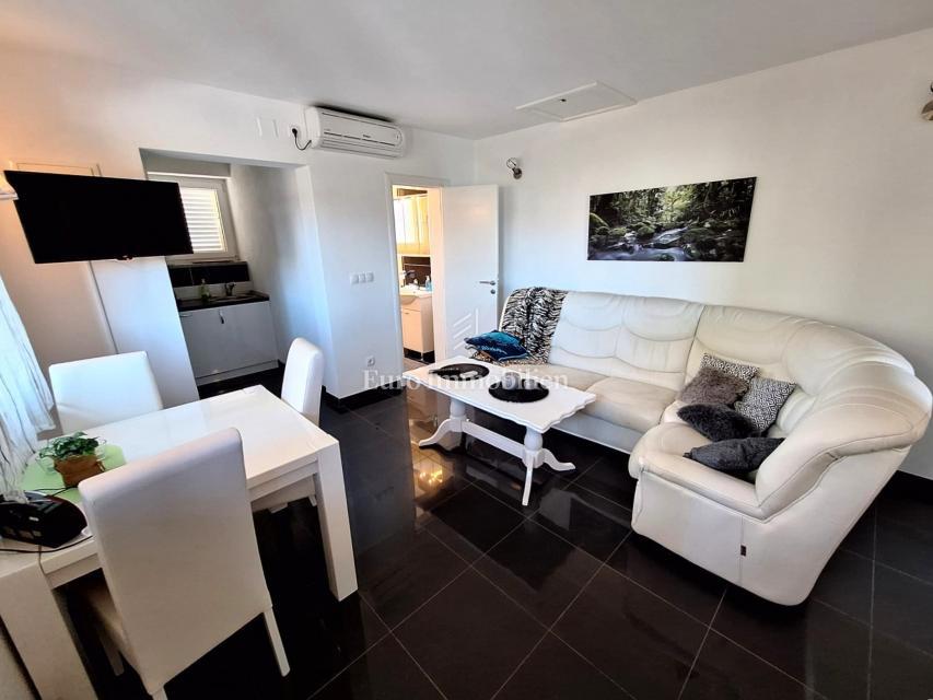 Malinska - samostojna hiša z bazenom, 100 m od plaže