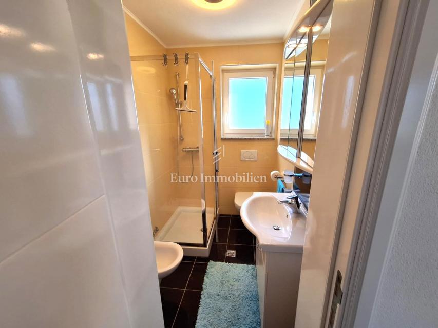 Malinska - samostojna hiša z bazenom, 100 m od plaže