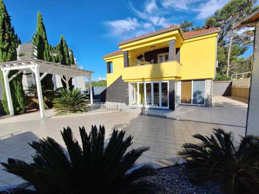 Malinska - samostojna hiša z bazenom, 100 m od plaže