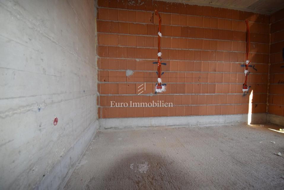 Vodice, Stanovanje SJ2 v prvem nadstropju novogradnje blizu plaže