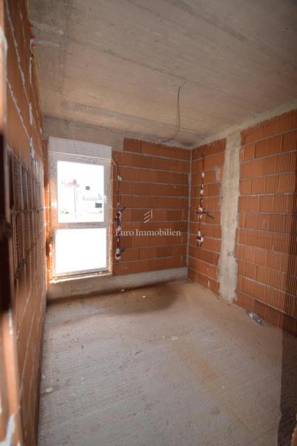 Vodice, Stanovanje SJ2 v prvem nadstropju novogradnje blizu plaže